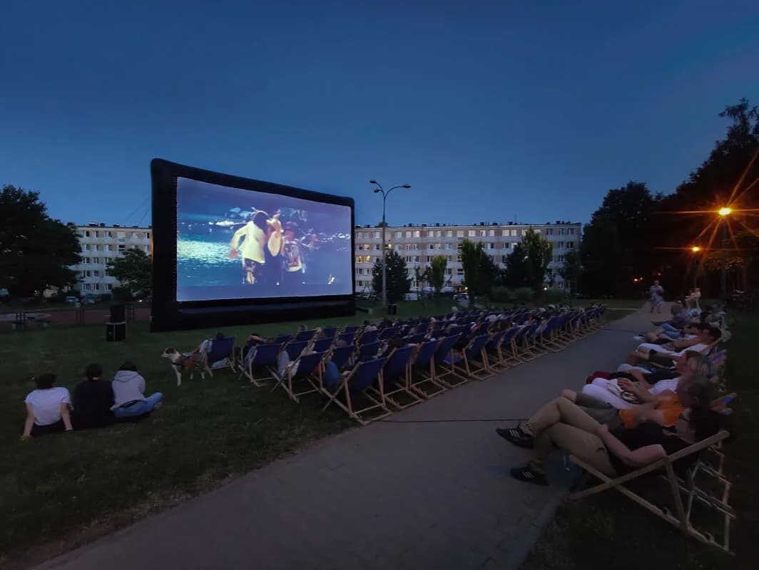 Jak zorganizować kino plenerowe? Kluczowe wskazówki i porady